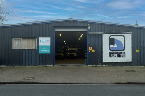 Eine Außenansicht der Halle der Abwassertechnik Nord