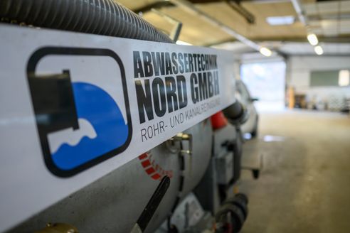 Eine Pumpe in der Halle mit Abwassertechnik Nord Logo